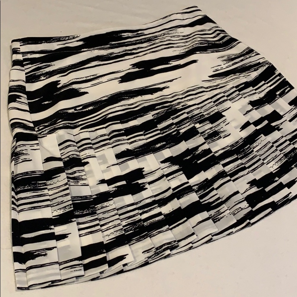 Sz 4P short pleated skirt Banana Republic print - Picture 3 of 4